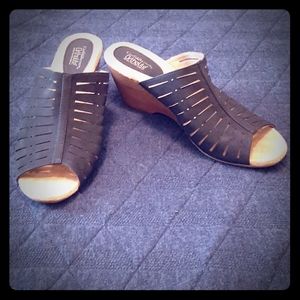 Sz. 11 Black mules w/flattering cutouts